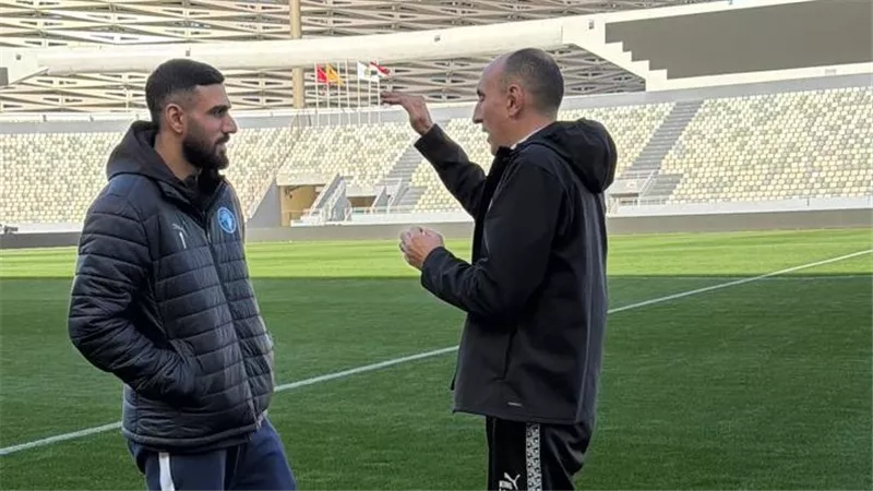 مدرب بيراميدز يعاين أرضية ملعب مواجهة الجيش الملكي ببطولة أفريقيا 