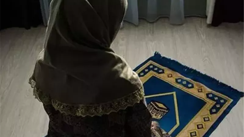ما حكم الصلاة والصوم في حالة نزول نزيف أسود قبل ميعاد الدورة الشهرية؟