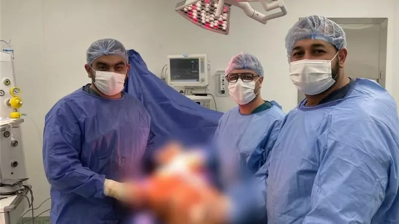 نجاح جراحة دقيقة بمستشفى العدوة المركزي لتركيب نصف مفصل صناعي لمريض