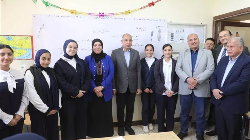 محافظ المنيا يشيد بتفوق طالبات بمدرسة اللواء فاروق طه لحصدهن شهادة TOFA