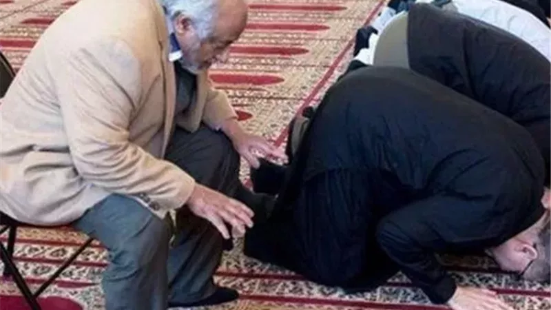 حكم الصلاة على الكرسي في المسجد.. الأزهر للفتوى يوضح 