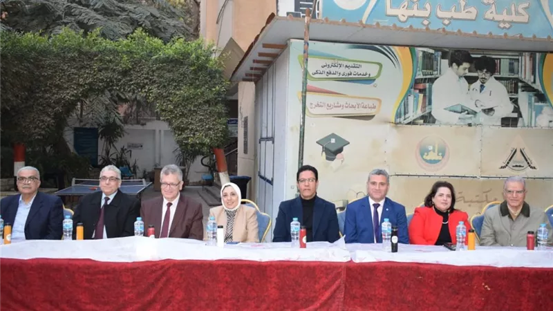 رئيس جامعة بنها يشارك الطلاب وأعضاء هيئة التدريس إفطار  كلية الطب