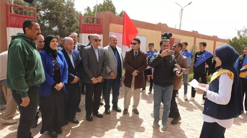 لقطة إنسانية في جولة محافظ المنيا.. الطلاب يستقبلونه بالأناشيد والقصائد