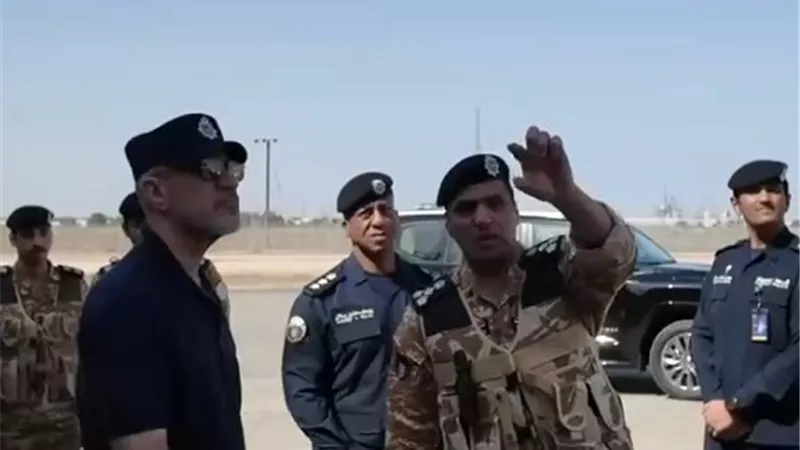 بعد صواريخ إيران.. وزير الداخلية الكويتي يزور المنافذ الحدودية الشمالية