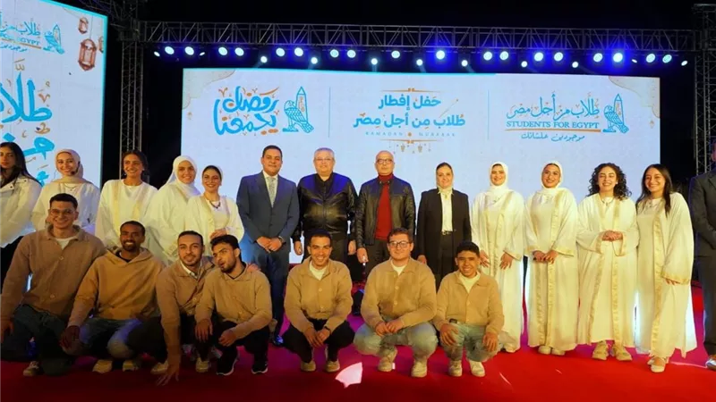 1500 طالب يشاركون قيادات جامعة عين شمس مائدة الإفطار في احتفالية رمضانية