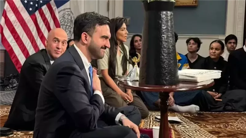 لأول مرة.. عمدة نيويورك يستضيف إفطارا للمسلمين في قاعة المدينة|فيديو