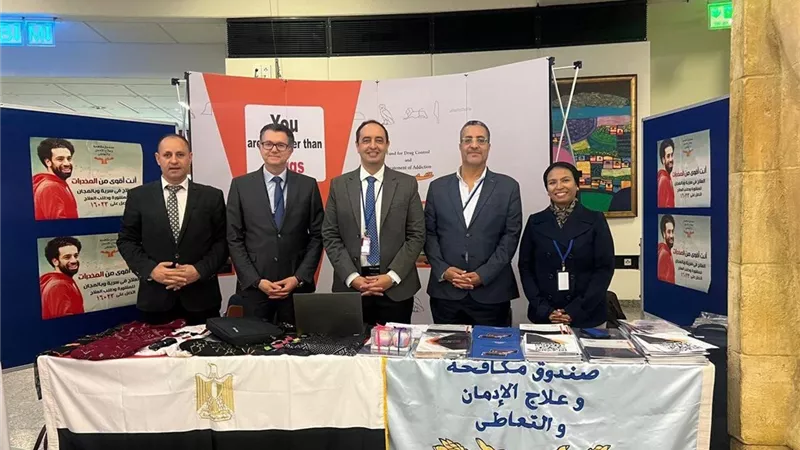 مدير صندوق مكافحة الإدمان يتفقد جناح منتجات المتعافيات بمعرض النمسا