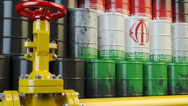 اقتصادي: لجوء واشنطن للنفط الإيراني العائم يكشف ارتباك سياسات الطاقة 