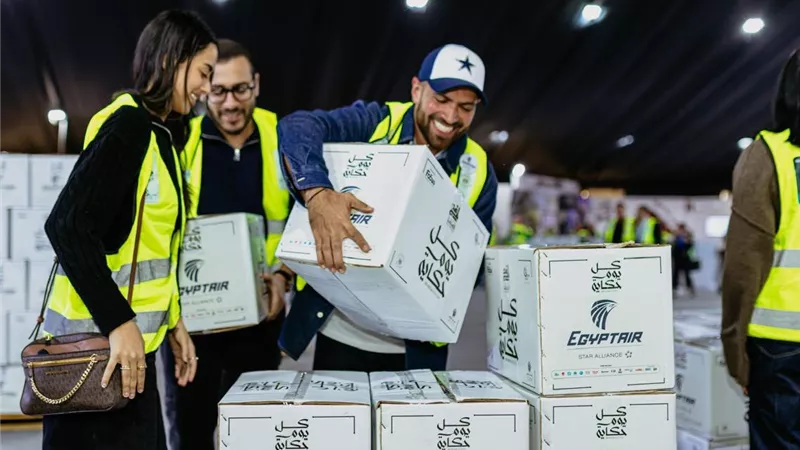 مصر للطيران تشارك بإعداد 6000 كرتونة مواد غذائية خلال مبادرة المنفذ