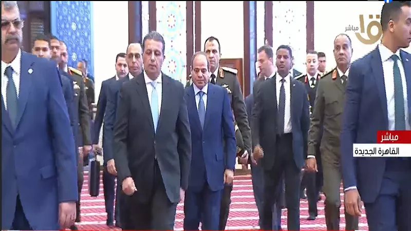 الرئيس السيسي يصل مسجد المشير طنطاوي لأداء صلاة الجمعة بمناسبة يوم الشهيد