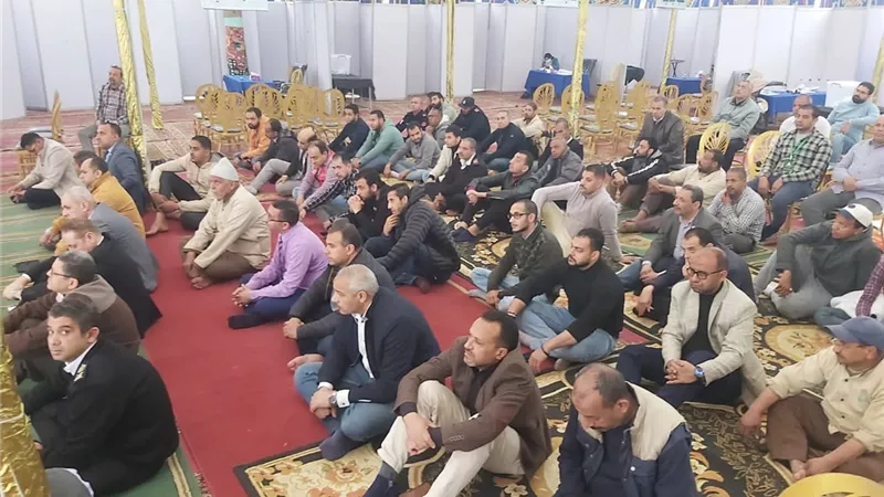 مهندسو أسيوط يوقفون التصويت ويؤدون صلاة الجمعة داخل المخيم الانتخابي