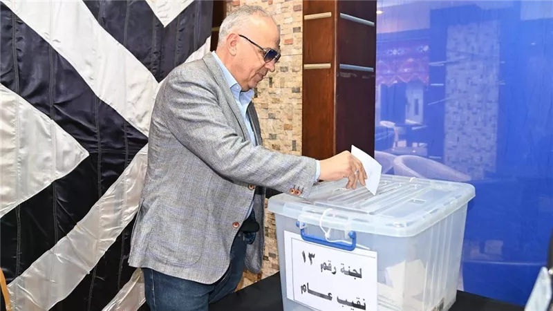 وزير الري يدلي بصوته في انتخابات نقابة المهندسين
