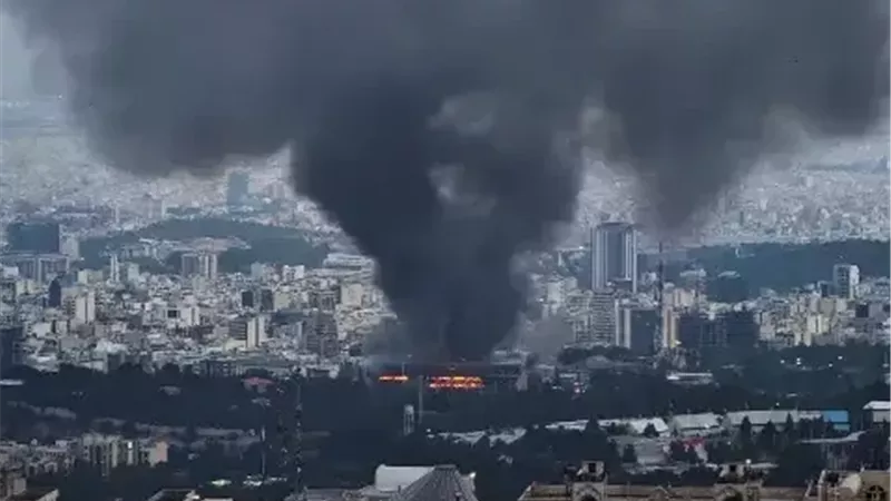 غارة جوية إسرائيلية على شارع الثورة في طهران|فيديو 