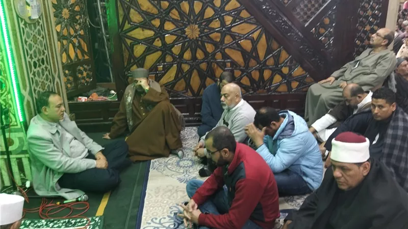 بالابتهالات والدموع.. الآلاف يودعون رمضان في رحاب 