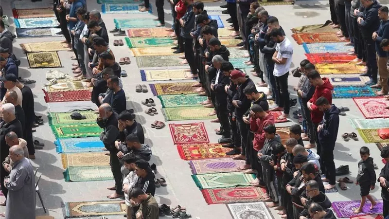 صلاة بساحة مدرسة تحولت لملجأ.. هذا يؤدي نازحو غزة الجمعة الأخيرة من رمضان