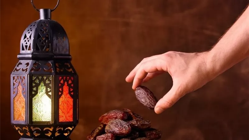 الإفطار على التمر في رمضان.. هل فرض أم سنة؟ دينا أبو الخير تجيب