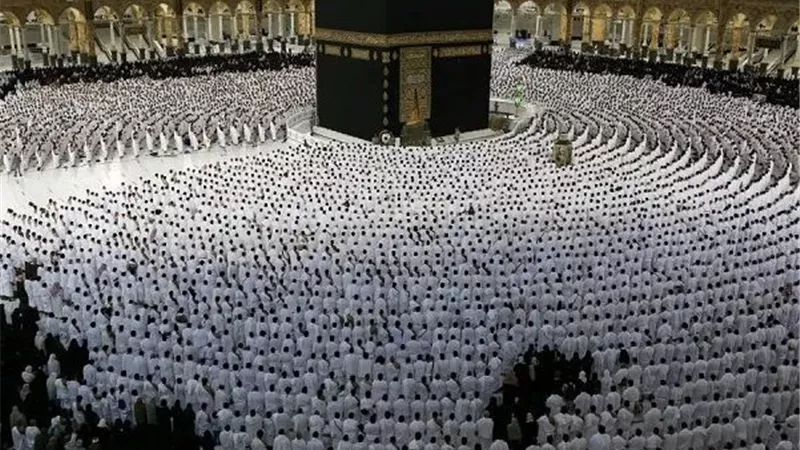 بث مباشر| نقل شعائر صلاتي العشاء والتراويح من الحرمين الشريفين