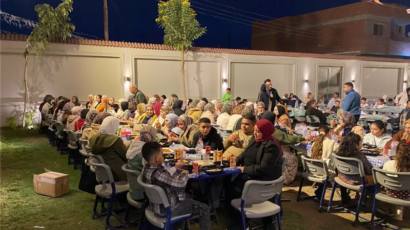 مائدة إفطار للمعلمين بإحدي مدارس ببني مزار وتكريم حفظة القرآن الكريم