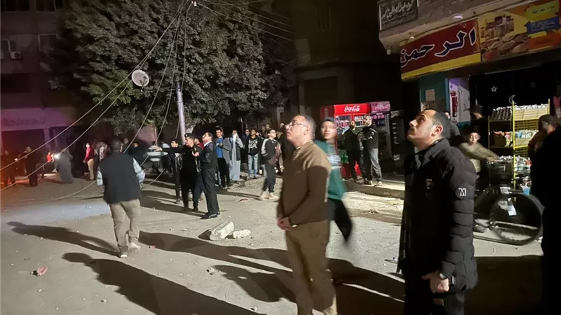 نائب محافظ المنيا يتابع ميدانيًا حادث انهيار حائط ببرج تحت الإنشاء بحي وسط