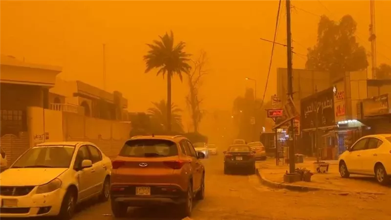 عاصفة ترابية تقتلع الخيام الرمضانية على كورنيش النيل بالمنيا
