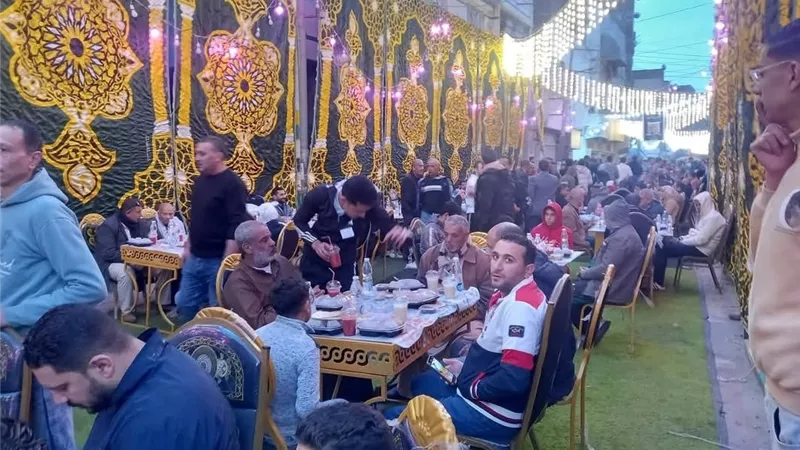 في الجمعة الأخيرة.. أطول مائدة إفطار في قرية البصارطة بدمياط |فيديو