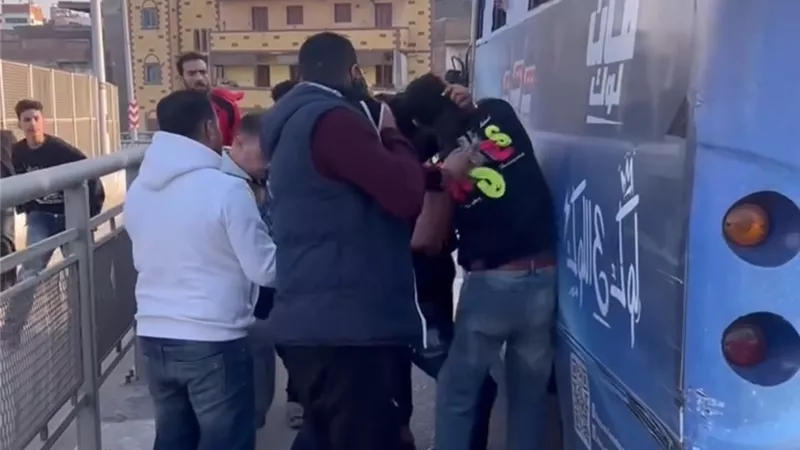 مشاجرة بين سائقي أتوبيسين أعلى كوبري النحاس بطنطا في نهار رمضان