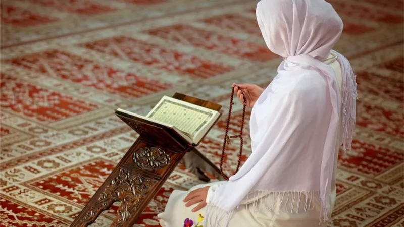 أستاذ بجامعة الأزهر: العبادة ليست مجرد صلاة بل نور يملأ حياتك