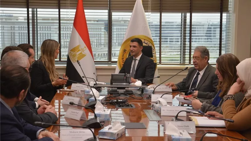 وزير الصناعة: «مرسيدس-بنز» شريك أساس لتوطين صناعة السيارات