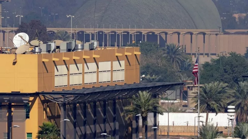 إحسان الشمري: استهداف السفارة الأمريكية يضع العراق أمام منزلق عسكري مباشر