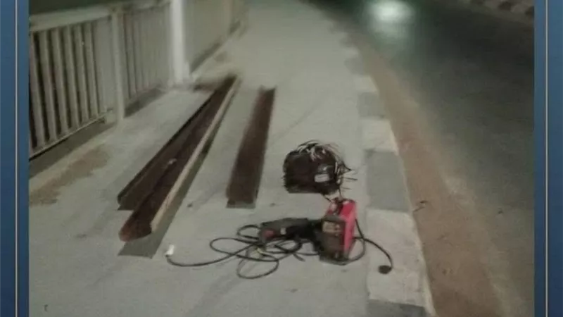  محافظ المنيا يوجه بصيانة السور الحديدي للكوبري العلوي بقرية الشيخ عطا