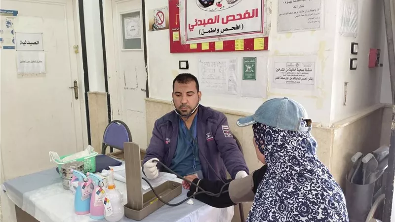 الكشف بالمجان على 1121 مواطن خلال قافلة طبية بدمياط الجديدة