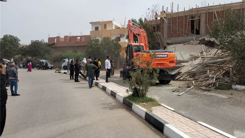 حملة مكبرة لإزالة أعمال بناء مخالف بالقرنة غرب الأقصر