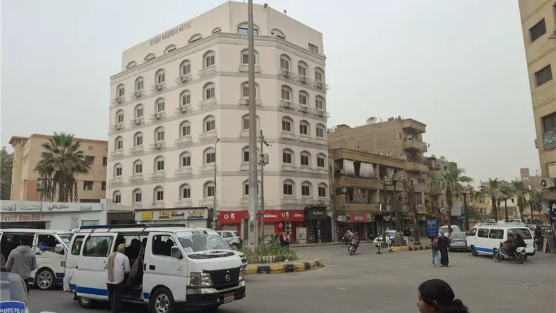 رفع حالة الطوارئ.. عاصفة ترابية تضرب الأقصر وتلغي رحلات المنطاد الطائر 