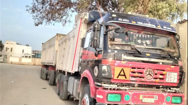 ضبط سائق سيارة نقل ثقيل أتلف لافته بالطريق العام في الشرقية 