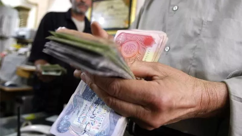 تداعيات الحرب تهدد العراق.. الحكومة تتجه للاقتراض لتأمين رواتب الموظفين