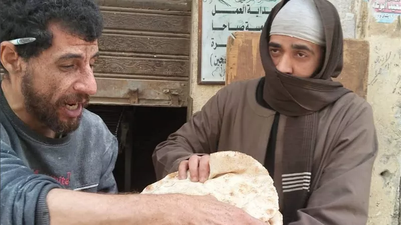 بالجلابية البلدي.. مفتش تموين إيتاي البارود يتنكر لمراقبة بيع الخبز البلدي