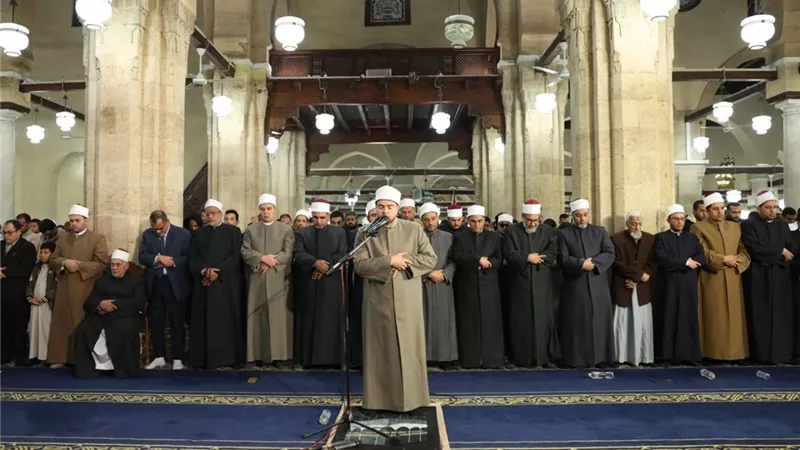 أئمة قبلة الجامع الأزهر يحيون صلاة التراويح في الليلة الـ25 من رمضان|صور