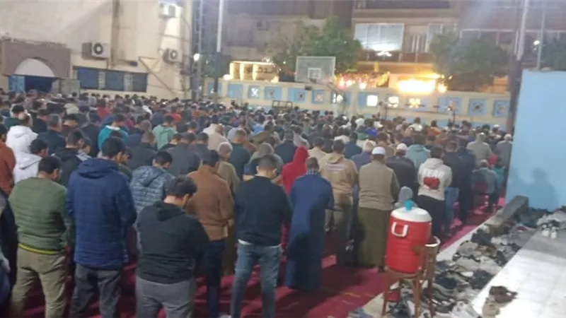 مشهد روحاني بساحة الشبان المسلمين بالمنيا.. حشود المصلين في العشر الأواخر 