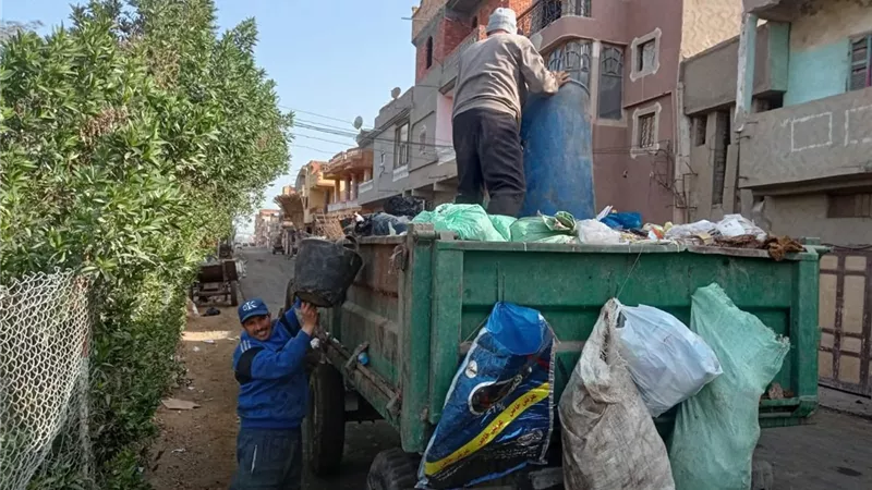 رفع تراكمات القمامة..  حملات مكثفة للنظافة والإنارة في بيلا 