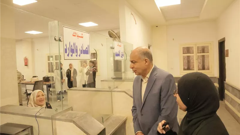 محافظ المنيا يتابع مستوى الخدمات بالمجمع الحكومي بقرية الروضة 