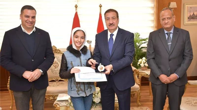 محافظ بورسعيد يكرم الطلاب الفائزين بمسابقة