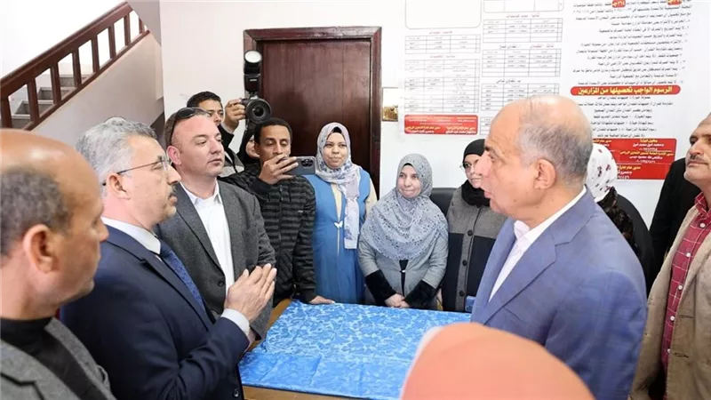 محافظ المنيا يتفقد المجمع الزراعي بقرية الروضة في ملوي لمتابعة الخدمات 