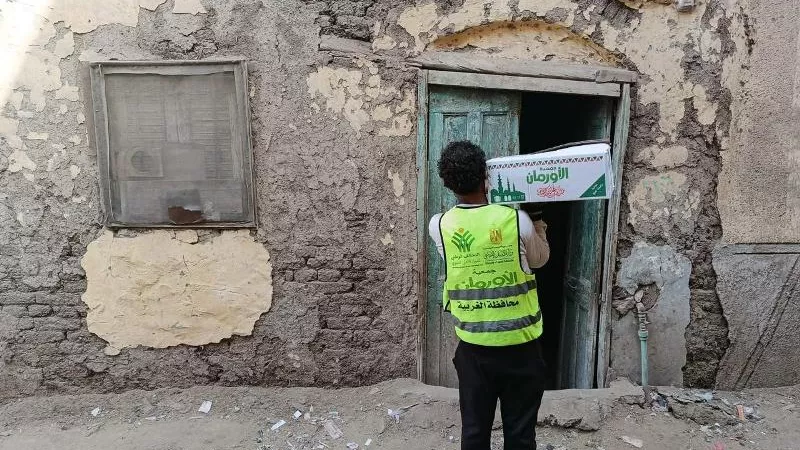 700 كرتونة مواد غذائية للأسر الأولى بالرعاية بقرى قطور في رمضان