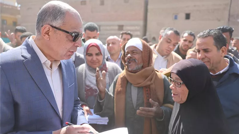 محافظ المنيا يتفقد الحالة العامة بقرية الروضة بملوي ويعاين موقع مدرسة جديد