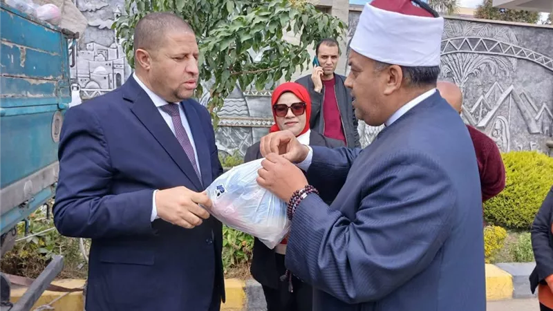 أوقاف بني سويف تسلم 6 آلاف شنطة غذائية لدعم الأسر الأولى بالرعاية