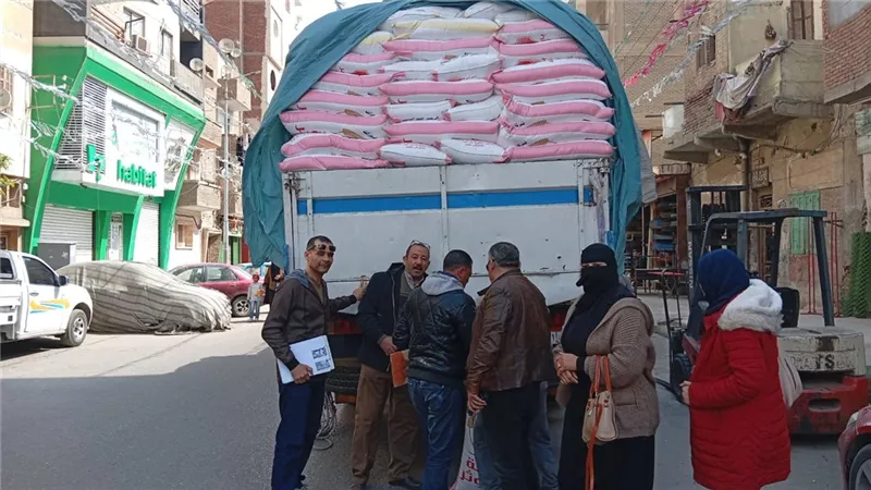 ضبط 27 طن دقيق مجهول المصدر قبل طرحها بأسواق الإسماعيلية