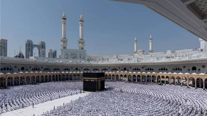 نقل شعائر صلاة العشاء والتراويح مباشر من الحرمين الشريفين
