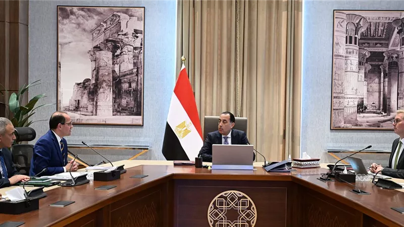 رئيس الوزراء يتابع إجراءات تدبيرالاعتمادات المالية لتأمين المواد البترولية
