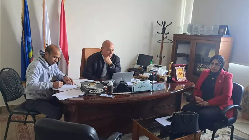 وكيل شباب البحيرة يعقد اجتماعًا عبر الفيديو كونفرانس مع مديري الإدارات 