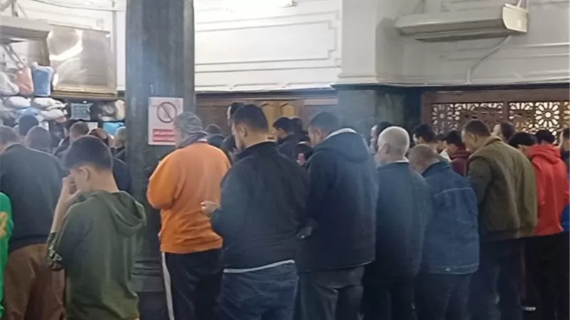 خشوع وتضرع بالدعاء في العشر الأواخر من رمضان بمسجد الفحام بالإسكندرية